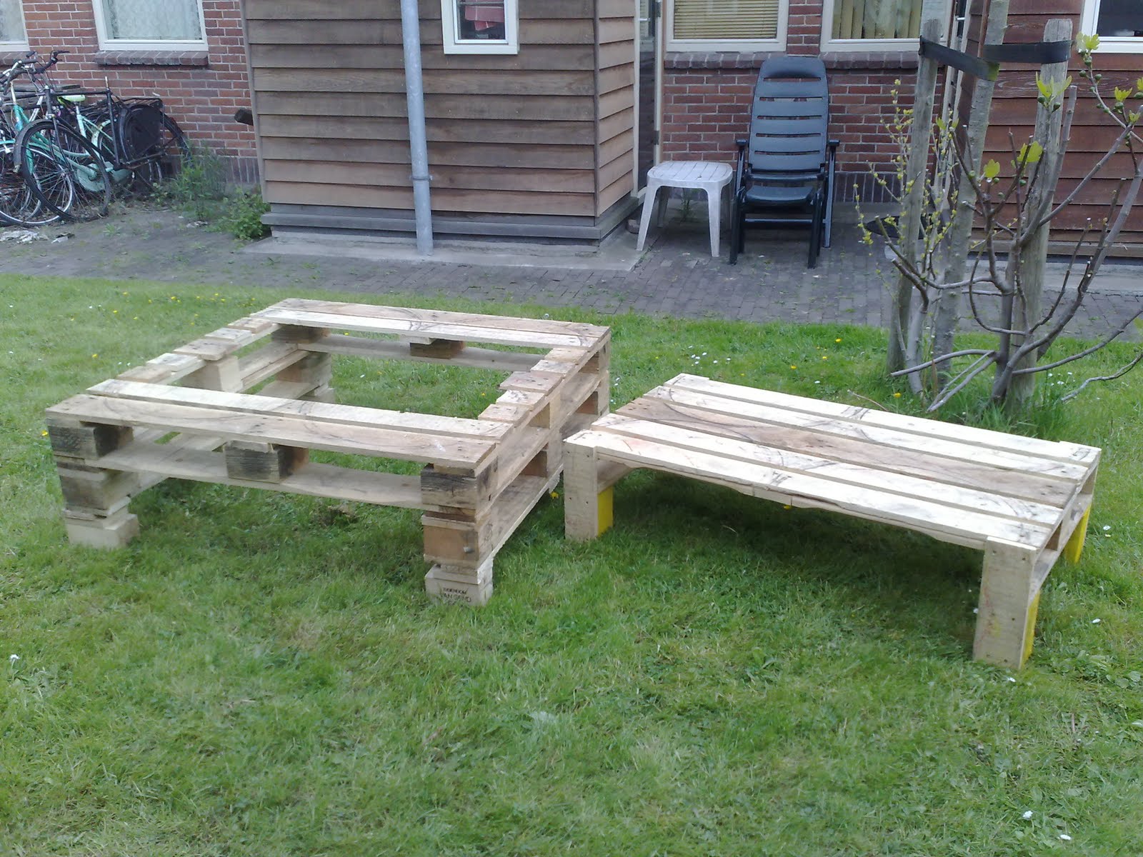 pallet+picnicktable+ +2+parts Стол из поддонов. 25 лучших идей. svoimi rukami 