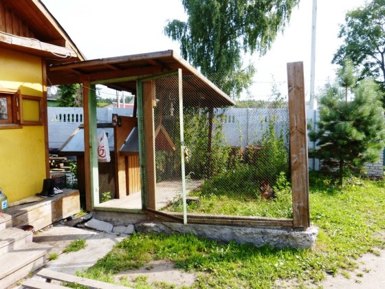 У этого вольера есть выгул, но нет общей крыши У этого вольера есть выгул, но нет общей крыши