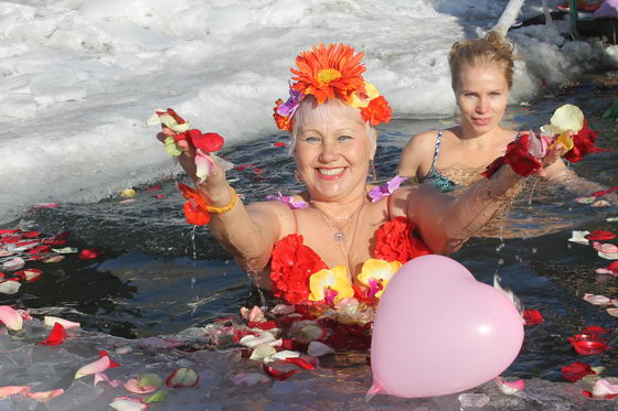 Липецкие "моржихи" в цветочной проруби