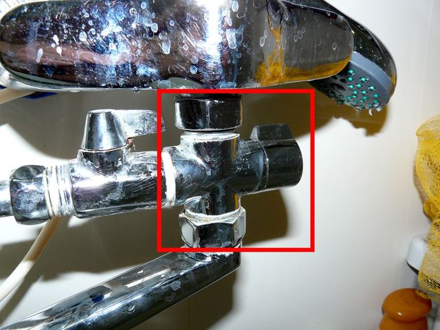 Как прочистить кран в ванной если вода плохо течет