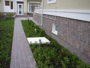 Канализационная крышка у дома. Канализационная крышка у дома.