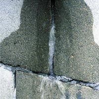 Хорошенькая протечка воды из трещины в кольце Хорошенькая протечка воды из трещины в кольце