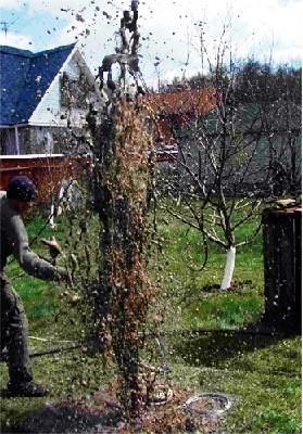 На фото видно, какой фонтан грязи вырывается из скважины во время продувки На фото видно, какой фонтан грязи вырывается из скважины во время продувки