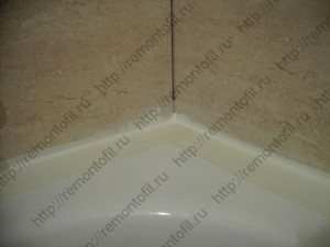shhel mezhdu vannoy i stenoy 300x225