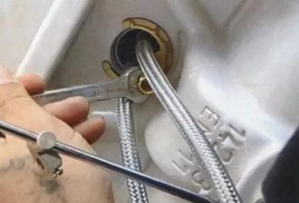 Простой ремонт однорычажного смесителя своими руками Осмотр патрубка