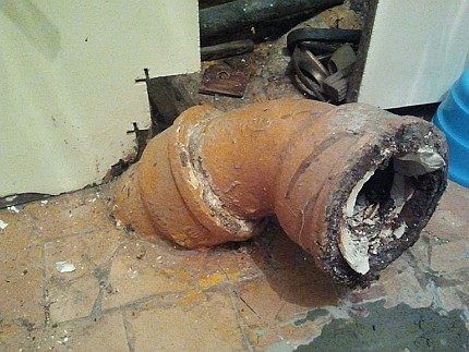 Демонтаж старого унитаза Демонтаж старого унитаза