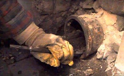 Удаление отложений в старой канализационной трубе Удаление отложений в старой канализационной трубе