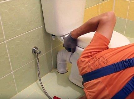 Подключение гофры к выходному патрубку унитаза Подключение гофры к выходному патрубку унитаза