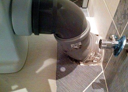 Подключение унитаза с помощью пластиковых колен Подключение унитаза с помощью пластиковых колен