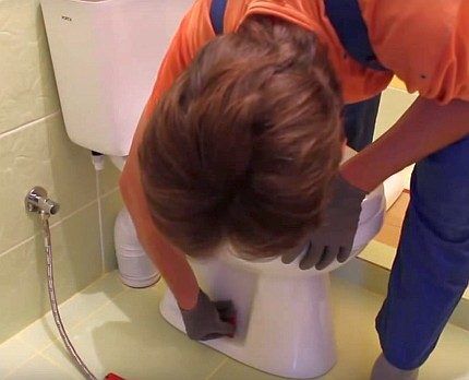 Разметка мест фиксации унитаза Разметка мест фиксации унитаза