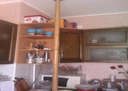 Бамбуковый ствол среди кухни выглядит эффектно Бамбуковый ствол для маскировки трубы