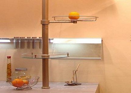 Горизонтальный вариант рейлинговой системы менее функционален Вертикальная рейлинговая система