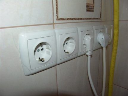 Конструкция из 5 розеток на кухне Блок розеток на стене