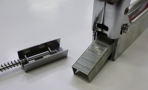 kak-zapravit-skobyi-v-stepler