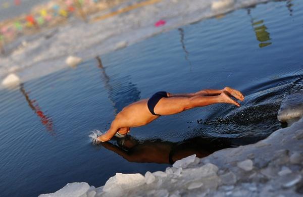 Моржевание, плавание в ледяной воде, зимнее плавание, польза и вред от моржевания, холодная вода