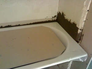 Способ заделки больших щелей между ванной и стеной раствором с цементом