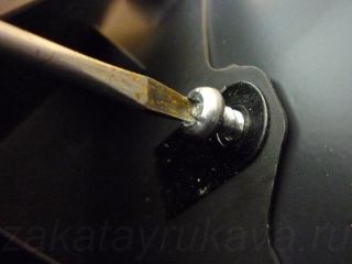 Откручивание самореза со шлицем Torx со штырьком плоской отверткой.