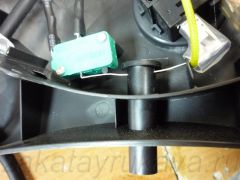 Защитная ножка внутри соединена с рычагом выключателя.