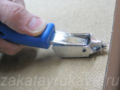 Скобоудалитель ЗУБР в работе.