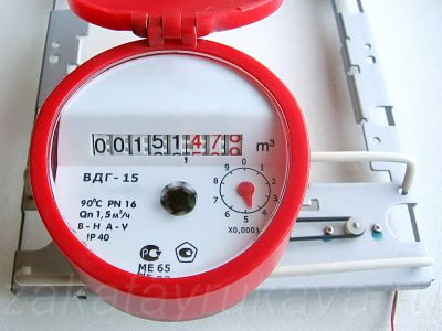 Счетное устройство в работе. Колесо вращается - показания изменяются.