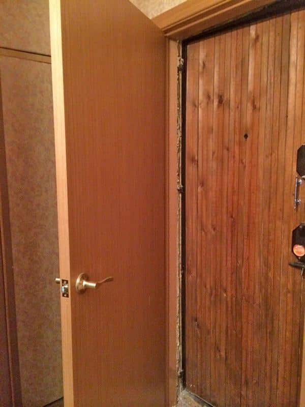 Монтаж второй двери Установка второй входной двери | Чем и как заделать щель в двери