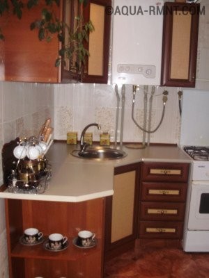 Газовый котёл рядом с кухонным гарнитуром фото