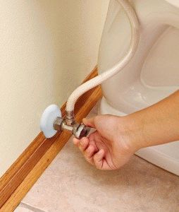 Включение доступа воды к унитазу через гибкую подводку