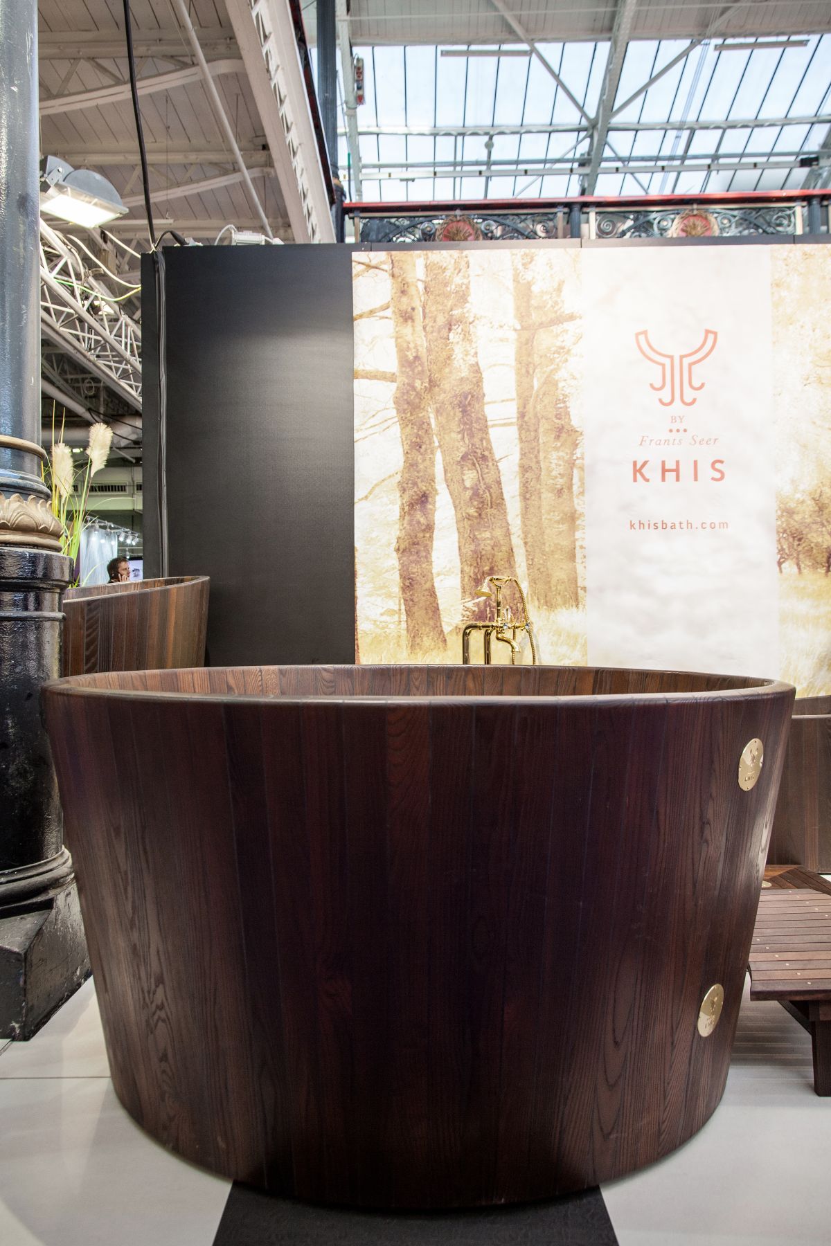 A KHIS wooden bathtub is dark brown, almost black because of the way the wood is thermally processed. Besides giving it a luxe look, the process makes it extraordinarily water-resistant and durable.