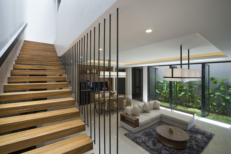 The Staircase is simple, featuring a combination of wood and metal, being designed to take up little space