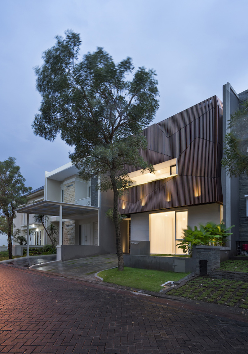 The house sits on a small site, occupying it almost to the limit, with little space between it and its neighbors