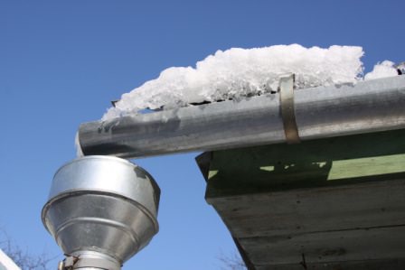 Но не всегда оцинкованные водостоки показывают себя с лучшей стороны