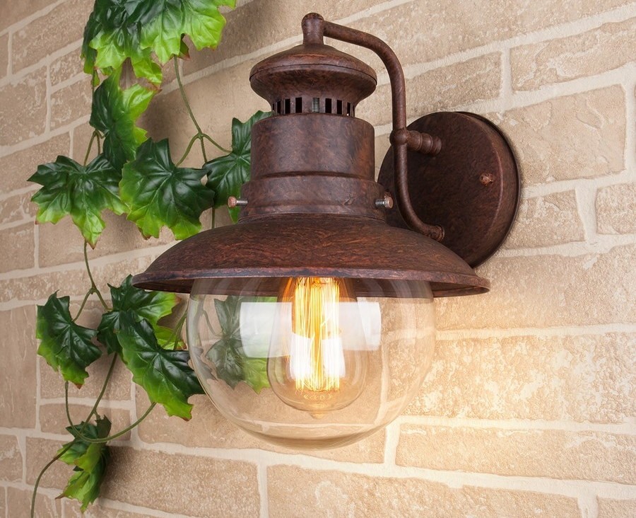 Лампа накаливания внутри настенного светильника