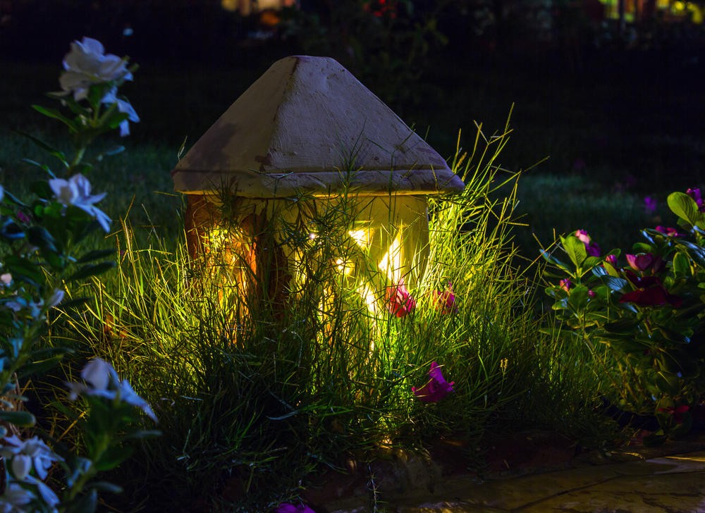 Наземный фонарик-домик на газоне дачного участка