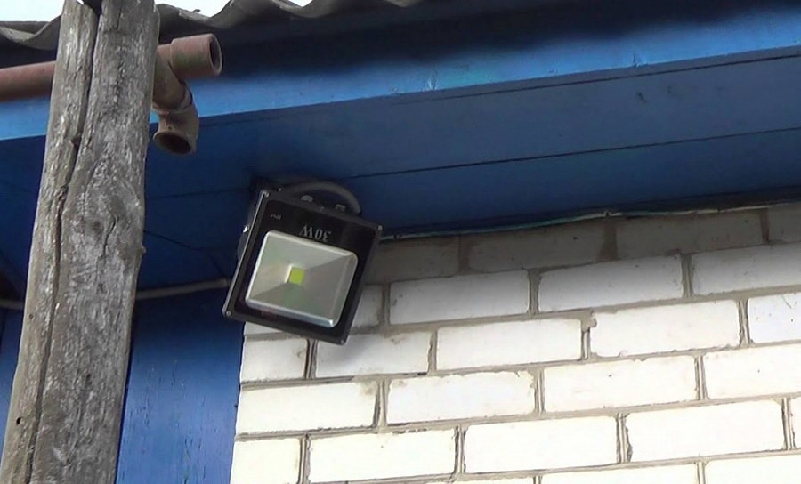 Светодиодный прожектор на стене кирпичного сарая