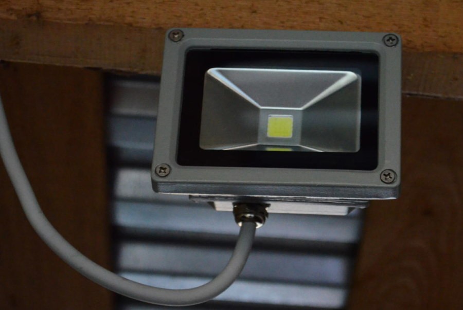 Светодиодный прожектор для основного освещения участка