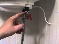 Чтобы правильно слить воду с водонагревателя, нужно изучить теорию
