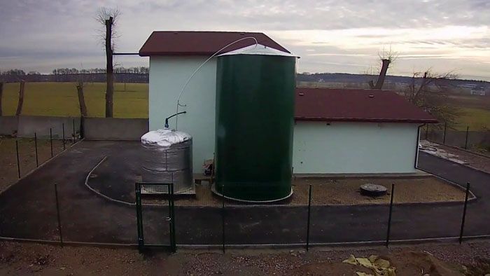 Биогазовая установка, работающая на курином помёте, размещена рядом с птичником