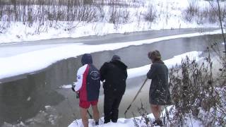 Плавание в ледяной воде.