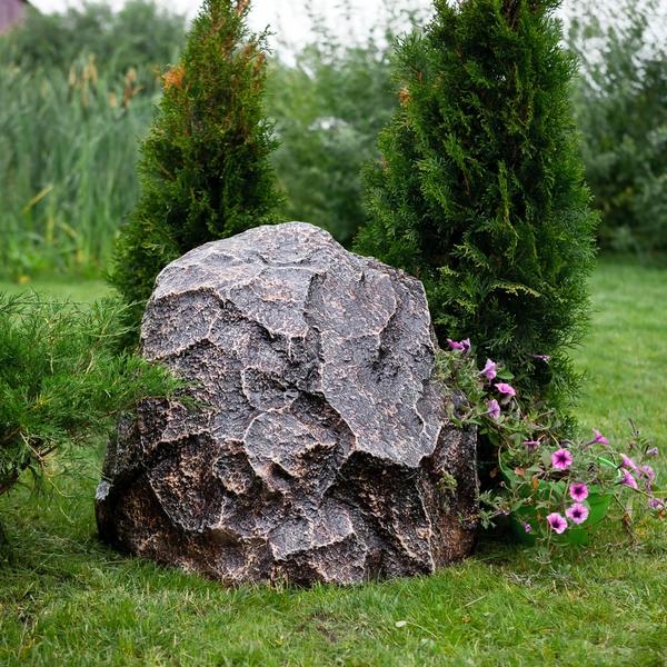 Камень-колпак может отлично вписаться в дизайн ландшафта участка. Фото с сайта hitsad.ru