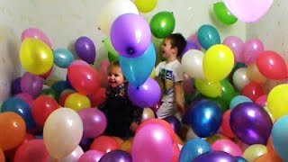 Дети и много цветных воздушных шариков