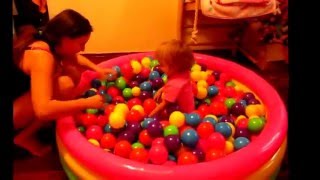 Надувной бассейн с шариками для детей видео играем прыгаем бегаем Playing in a pool of balls