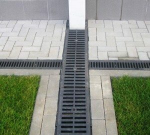 Дренажные водоотводные пластиковые лотки, каналы и желоба монтаж дренажных лотков