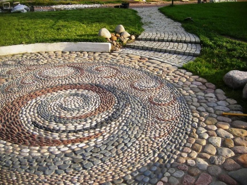 Дизайнерская кладка мозаикой из гравия, природного камня на цементном растворе