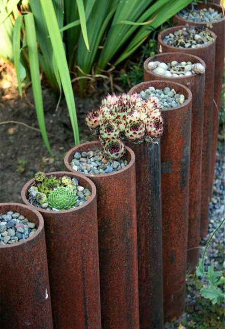 При достаточном диаметре труб в них можно засыпать какой-нибудь декоративный материал или даже посадить растения с небольшой корневой системой