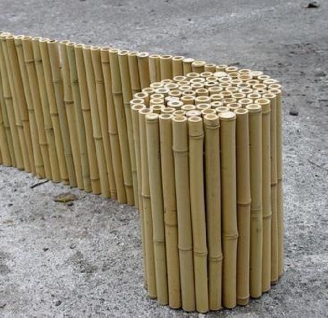 Проще всего ограждение из бамбука приобрести в форме готового рулона