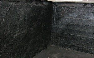Для профилактики и предотвращения течей рекомендуется дополнительно обработать стены и пол специальной мастикой или битумом Для профилактики и предотвращения течей рекомендуется дополнительно обработать стены и пол специальной мастикой или битумом