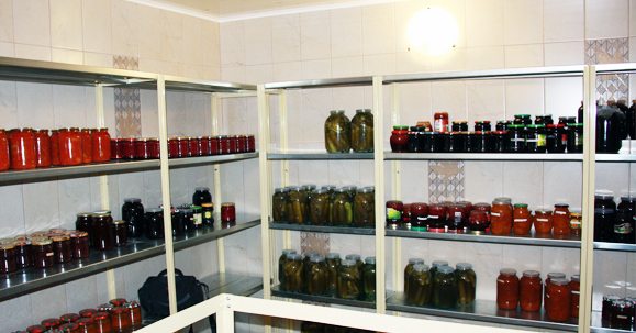 Стеллажи нужно разобрать и вынести на улицу.