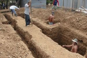 Глубокая траншея для фундамента Глубокая траншея для фундамента