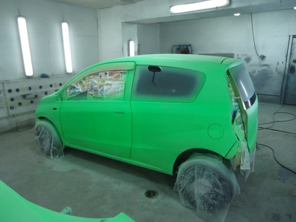 На фото - ровный слой надежного покрытия при покраске автомобиля На фото - ровный слой надежного покрытия при покраске автомобиля