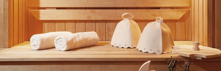 Банные шапочки и полотенце 